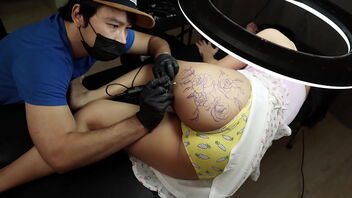 A tattoo artist is seduced by a girl with a perfect figure and gives her an intense pleasure